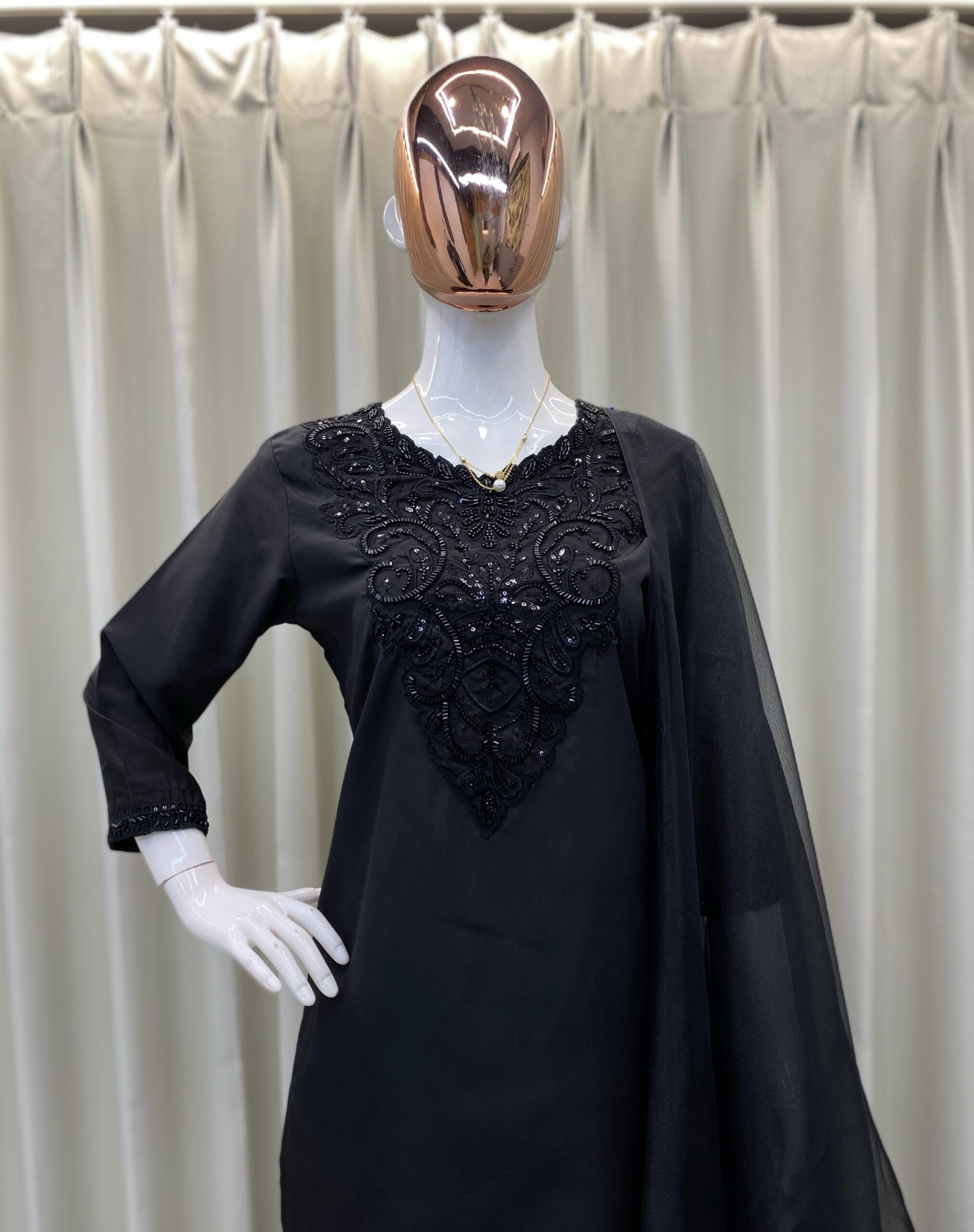 081be4d8-6c9a-4209-a653-4a86a260d068 A SLICE OF MIDNIGHT - Image 4