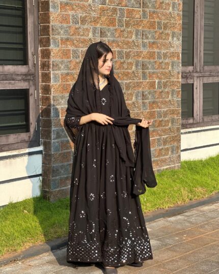 PRETTY BLACK EVENING GOWN