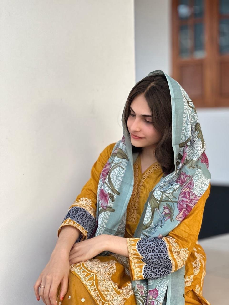 e543f00e-06e1-4548-91e2-830fa97fd410 THREE-PIECE UNSTITCHED LAWN SET - Image 5